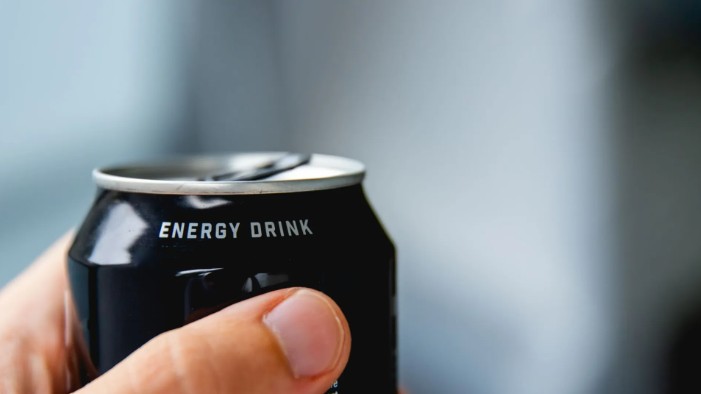 Energéticos e bebidas gaseificadas prejudicam a saúde bucal